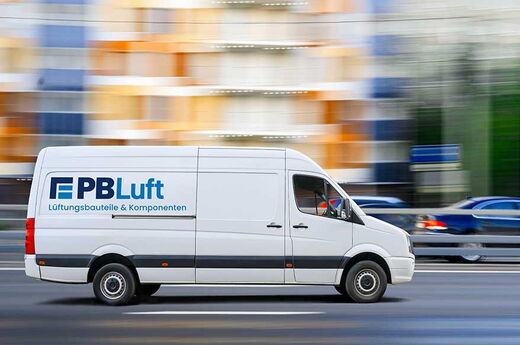 Transporter der Firma PB Luft + Metall Bauteile liefert just in time weißer Transporter, Ansicht von rechts/Beifahrerseite, Schiebetür, Logo PB Luft an der Seite, fährt durch den Berliner Verkehr
