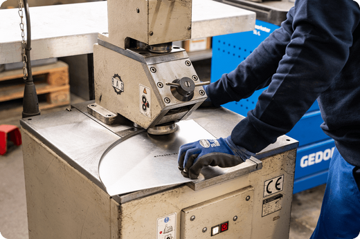 Blechverarbeitung für Lüftungsbauteile bei PB Luft + Metall Mitarbeitet kantet Blech ab bei PB Luft und Metall Lüftungsbauteile